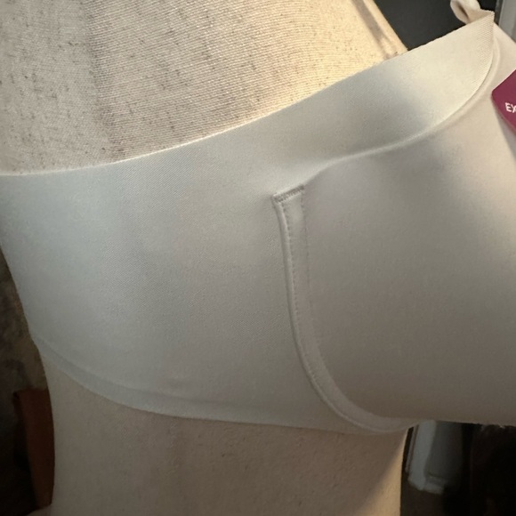 OLGA UNDERWIRE BRA NO SIDE EFFECTS™
COLLECTION
NWT 44C plus size - Picture 4 of 6